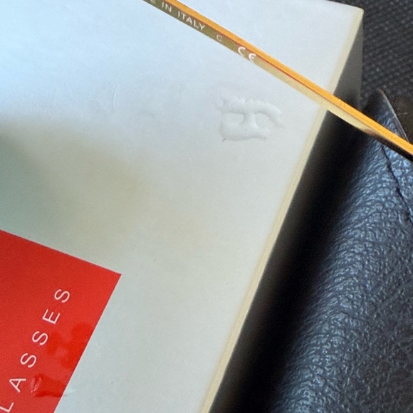 Ray-Ban Gold Frame Sunglasses with Black Case - Picture 5 of 5